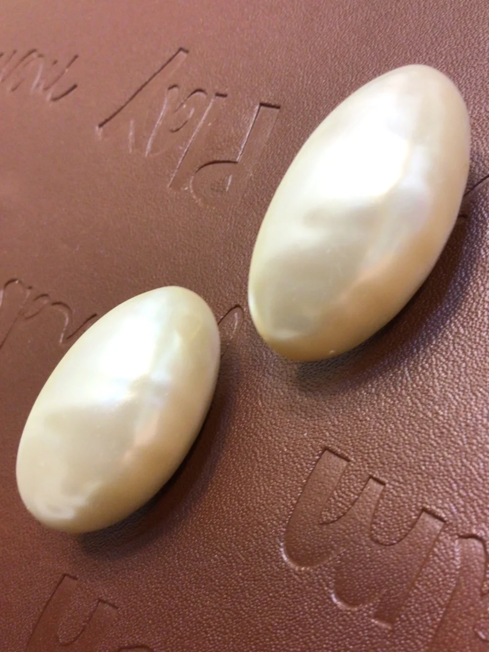 Vintage Cream-colored Acrylic/Lucite Faux Pearl Oval Screw Back Clip-on Earrings